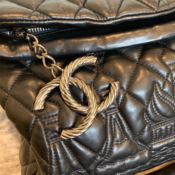 Authentic Chanel handbag - Picture 2 of 8
